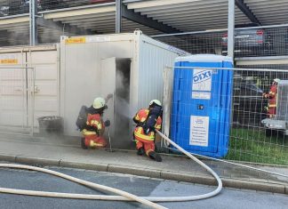 Ein defekter Kaffeeautomat ist möglicherweise Ursache für den Containerbrand an der Hofstraße in Velbert. Foto: Feuerwehr