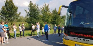 Thomas Sterz (blaue Jacke) engagierte sich für den Abruf von NRW-Fördermitteln für zusätzliche Schulbusse. Foto: Privat