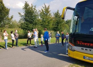 Thomas Sterz (blaue Jacke) engagierte sich für den Abruf von NRW-Fördermitteln für zusätzliche Schulbusse. Foto: Privat
