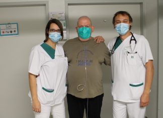 Natalie Peplies, Stationsleitung der Station 22, Rolf-Werner Kleinhorst, Dr. Markus Leidag, Chefarzt der Klinik für Pneumologie am Helios Klinikum Niederberg. Foto: Helios