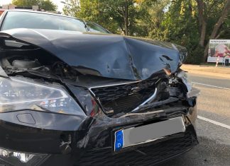 Der Seat der Erkratherin wurde im Frontbereich massiv beschädigt. Foto: Polizei