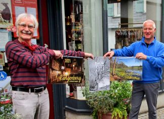 Buchhändler Peter Kape und Uli Auffermann mit den neuen Jahreskalendern 2021 „Langenberg – zauberhaft bergisch!", „Elfringhauser Schweiz" und „Baumsichten". Foto: Büro Auffermann