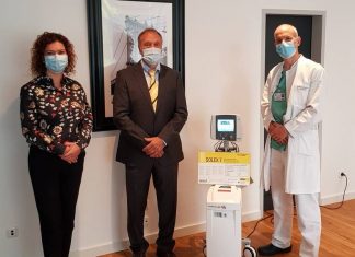 EVK-Geschäftsführerin Jessica Llerandi Pulido mit Horst Kaymer und Chefarzt Dr. med. Oliver Hofer bei der Übergabe des Thermogard-Geräts. Foto: EVK Mettmann