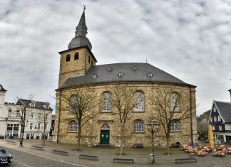 Bei einem geführten Stadtrundgang können die Teilnehmer die Besonderheiten der Langenbeger Altstadt (hier im Bild die Alte Kirche) und ihrer Geschichte kennenlernen. Archivfoto: Mathias Kehren