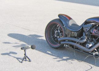 Ein Motorrad bei der Lautstärkenüberprüfung. Foto: Polizei
