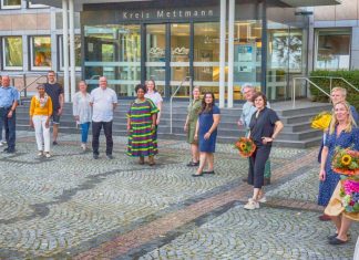 Das sind die 19 neuen Fraktionsmitglieder (v.r.n.l.): Martina Köster-Flashar (Hilden), Bernhard Ibold (Langenfeld), Sandra Ernst (Erkrath), Andreas Kanschat (Velbert), Ina Besche-Krastl (Mettmann), Norbert Stapper (Monheim), Schabestan Gafori (Erkrath), Tina Guenther (Wülfrath), Elizabeth Yeboah (Ratingen), Tabea Haberpursch (Haan), Dirk Kapell (Langenfeld), Siedi Serag (Langenfeld), Dirk Niemeyer (Langenfeld), Nora Herrguth-Mertens (Velbert), Hartmut Toska (Hilden), Anna Maike Reimann (Hilden), Jörn-Eric Morgenroth (Ratingen), Annerose Rohde (Erkrath). Nicht anwesend: Nils Lessing (Mettmann). Foto: Grüne