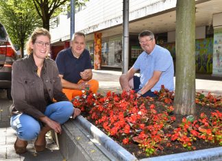 Die TBV haben die Beete an den Bäumen in der Velberter Oberstadt verschönert. Innenstadtmanagerin Silke de Roode, Stefan Wolf (TBV) und Rolf Kuhs vom Verein "Die Oberstadt" an einer der frisch bepflanzten Baumscheiben. Foto: Mathias Kehren