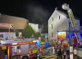 Die Feuerwehr hat an der Straße "Am Offers", in der der Nähe des ZOBs ein Feuer gelöscht. Foto: Feuerwehr Velbert