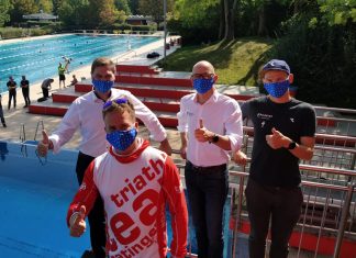 Marc Bunse, Geschäftsführer der Stadtwerke Ratingen, Georg Mantyk, Organisationsleiter, Dr. Burkhard Schmidt, Präsident des NRWTV und Ruben Zepuntke, Triathlon-Profi. Foto: Stadtwerke Ratingen Triathlon