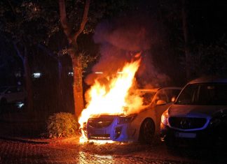 In der Nacht rückten Feuerwehr und Polizei zu einem Autobrand nach Erkrath-Hochdahl aus. Foto: Polizei