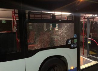 Zwei Steine haben die Busscheibe durchschlagen. Foto: Polizei