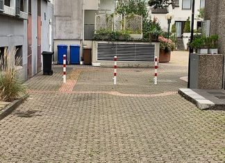Die Schranke an der Zufahrt zum oberen Lavalplatz wurde durch Poller ersetzt, so dass Radfahrer an dieser Stelle nicht mehr absteigen müssen. Foto: Kreisstadt Mettmann