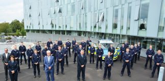 Landrat Thomas Hendele und die Abteilungsleiterin der Polizei Ursula Holz begrüßten die neuen Polizeibeamtinnen und Polizeibeamten aufgrund der Corona-Regelungen in zwei Gruppen. Foto: Polizei