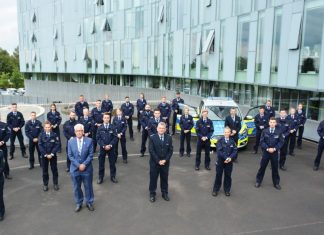 Landrat Thomas Hendele und die Abteilungsleiterin der Polizei Ursula Holz begrüßten die neuen Polizeibeamtinnen und Polizeibeamten aufgrund der Corona-Regelungen in zwei Gruppen. Foto: Polizei