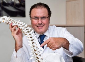 Privatdozent Dr. Dr. Jorge Terzis ist Chefarzt der Klinik für Wirbelsäulenchirurgie am Helios-Klinikum Niederberg. Foto: Helios
