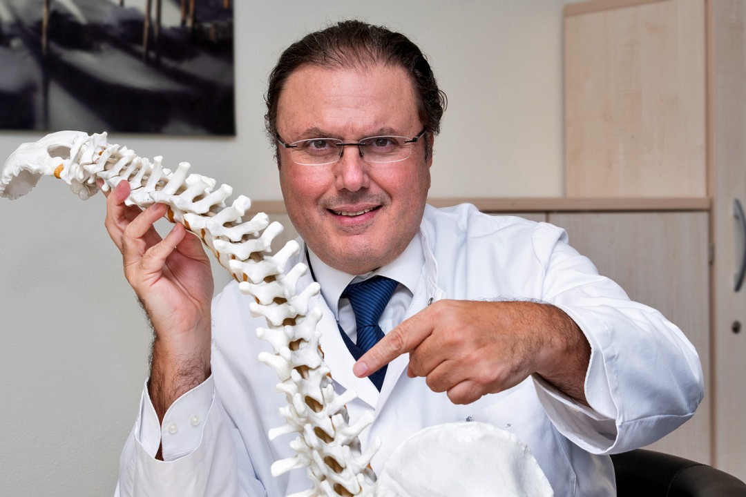 Priv-Doz. Dr. Dr. Terzis 6 Privatdozent Dr. Dr. Jorge Terzis ist Chefarzt der Klinik für Wirbelsäulenchirurgie am Helios-Klinikum Niederberg. Foto: Helios