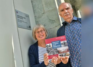 QR-Codes, hier auf dem Schild am Rathaus, führen Smartphone-Nutzer direkt zur richtigen Webseite mit den Informationen zum jeweiligen Denkmal. Begleitend zum Projekt haben Monika Voss und Detlef Gerull das Buch „Historischer Rundgang durch Heiligenhaus“ verfasst. Foto: Mathias Kehren