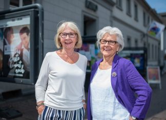 Die Kinobetreiberinnen Gabriele Rosslenbroich und Margarete Papenhoff vor dem ausgezeichneten "Kino 1&2" in Ratingen. Foto: Hojabr Riahi / Film- und Medienstiftung NRW