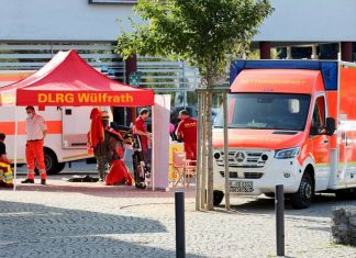 In Wülfrath standen die Retter auf dem Platz vor der Kreissparkasse bereit. Foto: André Volkmann