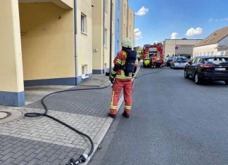 Die Feuerwehr hat das Haus an der Rudolfstraße vorsorglich evakuiert. Foto: Feuerwehr