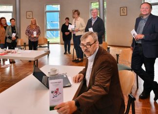Hubert Rudolf (vorn) und die anderen Akteuere am "Runden Tisch sind Ansprechpartner für Senioren im Stadtteil Neviges. Foto: Mathias Kehren
