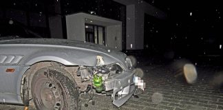 Der BMW wurde im Frontbereich beschädigt. Foto: Polizei