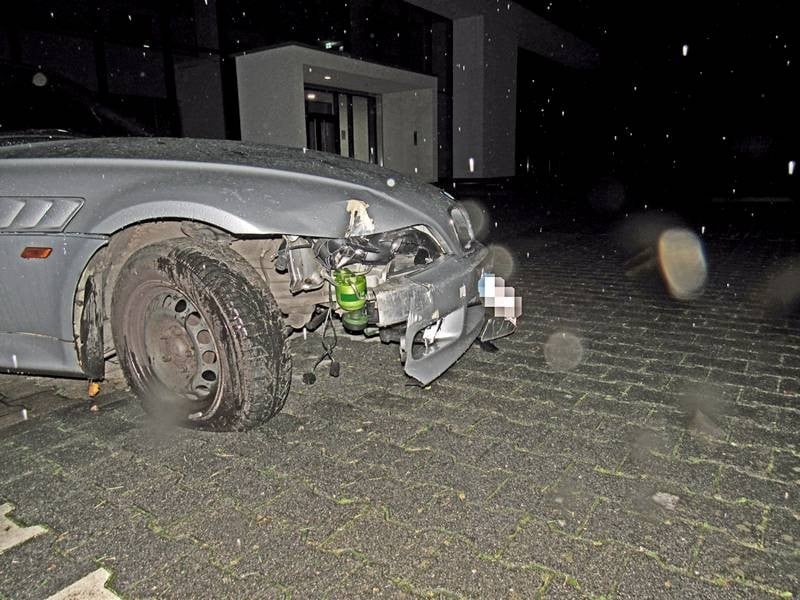 Der BMW wurde im Frontbereich beschädigt. Foto: Polizei