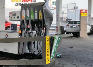 Zwei Zapfsäulen hat die Seniorin mit ihrem Fahrzeug zerstört. Foto: Feuerwehr Velbert.