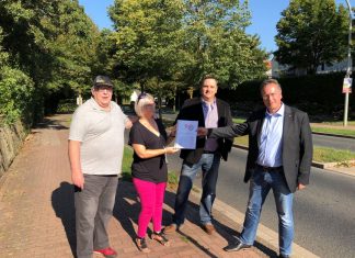 Peter und Bärbel Schiestel mit André Herbes von der Wülfrather Gruppe und Rainer Ritsche (r.). Foto: Privat