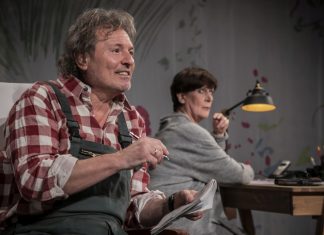 Kerstin Klinder als Lore und Jürgen Roth als Harry. Foto: Landestheater Detmold