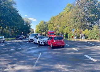 Beide Autos wurden bei dem Unfall so stark beschädigt, dass sie im Anschluss abgeschleppt werden mussten. Foto: Polizei