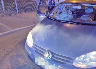 Die Frontscheibe des Golfs wurde bei dem Unfall beschädigt. Foto: Polizei