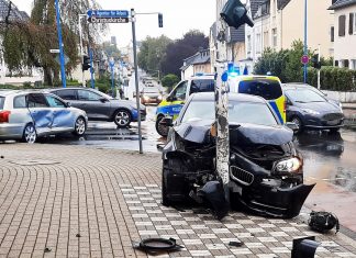 Der BMW prallte nach dem Zusammenstoß mit dem Toyota Avensis in einen Ampelmast. Foto: Polizei