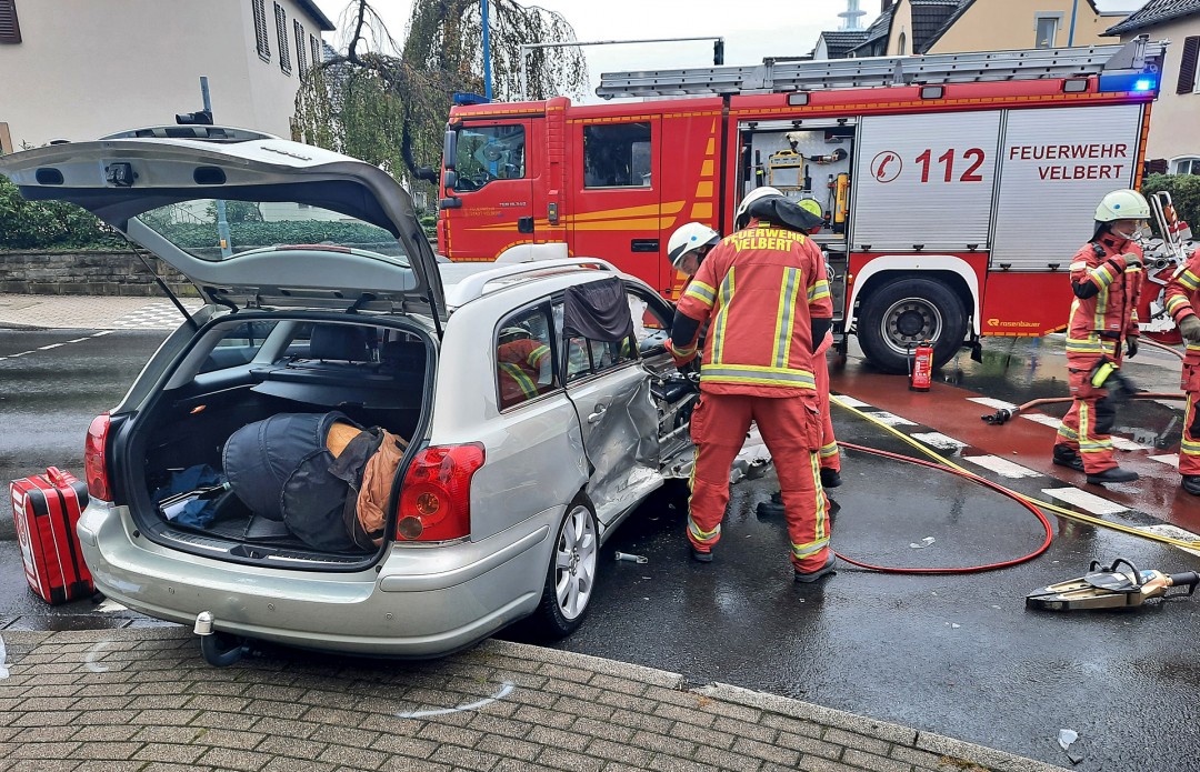 Die Feuerwehr öffnete die Beifahrertür des Toyotas mit schwerem Gerät. Foto: Polizei