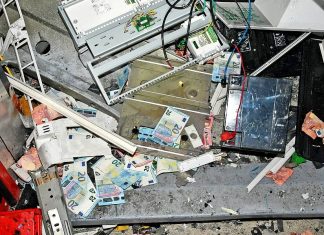 Trümmer und Geldscheine lagen am Tatort verstreut. Foto: Polizei