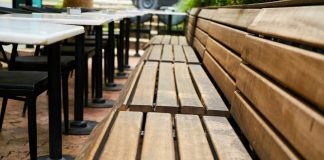 Leere Bänke in einem Restaurant. Foto: pixabay