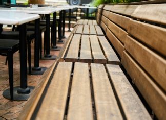 Leere Bänke in einem Restaurant. Foto: pixabay
