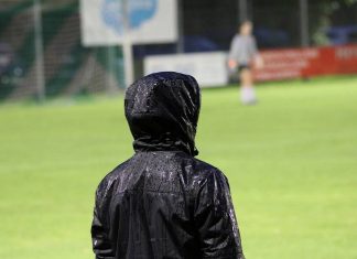 Trainer stehen bei jedem Wetter an der Seitenlinie. Foto: pixabay