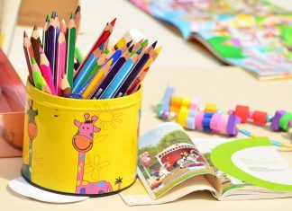 Stifte und Spielzeuge liegen auf einem Tisch. Foto: pixabay/symbolbild