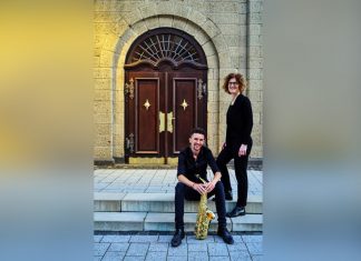 Der Saxophonist, Fabian Heis spielt Saxophon und wird dabei begeitet von Annerose Niedworok am Klavier. Foto: Veranstalter/Ulrike Kriewitz