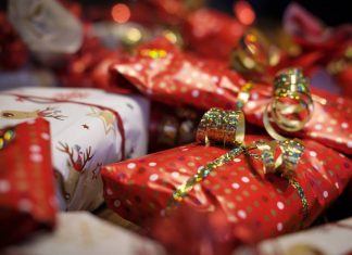 Geschenke liegen auf einem Tisch. Foto: Pixabay/Symbolbild