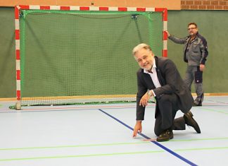 Alles bereit für die neue Saison: Bürgermeister Thomas Dinkelmann zusammen mit Hausmeister Juan Cuenca in der Sporthalle an der Herrenhauser Straße. Foto: Kreisstadt Mettmann