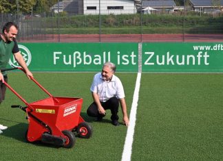 Bürgermeister Thomas Dinkelmann durfte das erneuerte Kunstrasen-Kleinfeld bereits betreten. Das Spielfeld ist ab sofort wieder freigegeben. Foto: Kreisstadt Mettmann