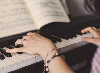 Musik erklingt von Piano und Violine. Foto: pixabay