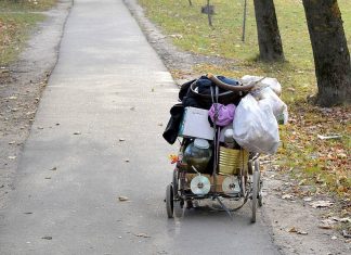 Ein Wagen mit persönlichen Sachen steht auf einem Weg. Foto: pixabay