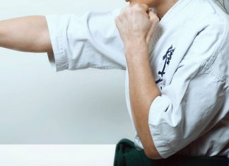 Ein Kampfsportler bei einer Übung. Foto: pixabay/symbolbild