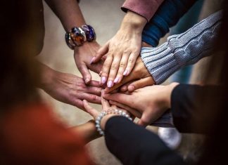 Durch Förderprogramme sollen Menschen zusammenfinden und so Integration erleichtern. Foto: pixabay