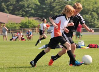 In den Herbstferien wird auch wieder eine Fußballschule angeboten. Symbolfoto: Pixabay