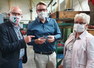 Martin Sträßer MdL (links) informiert sich bei Geschäftsführerin Gunde Gleser und Dr. André Gleser über Produkte und Produktion der Gleser GmbH Räumtechnik-Systemfertigung. Foto: PR Sträßer MdL