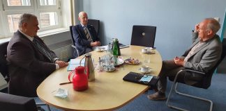 Martin Sträßer MdL (rechts) im Gespräch mit Marcus Kowalczyk (Dezernent für Soziales, Gesundheit und für Menschen mit Behinderung im Kreis Mettmann) (links) und Dr. Rudolf Lange (Leiter des Kreisgesundheitsamtes Mettmann). Foto: PR Martin Sträßer MdL